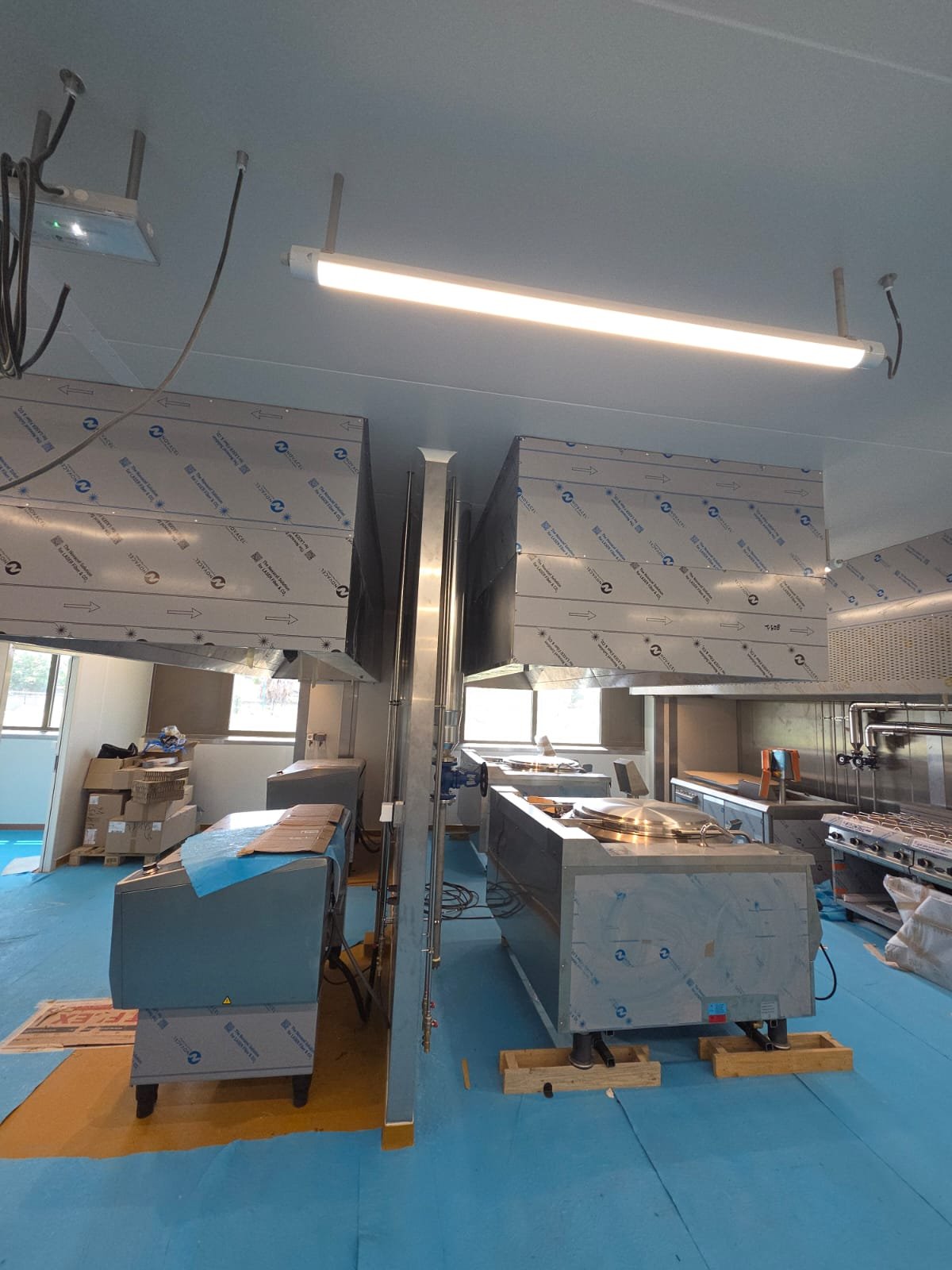 Installation de hottes de cuisine industrielles — AF Métal Service, Tonneins